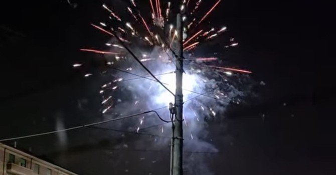 I manifestanti hanno esploso petardi e fuochi artificiali