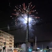 I manifestanti hanno esploso petardi e fuochi artificiali