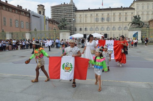 celebrazioni in piazza Castello con la bandiera del Perù
