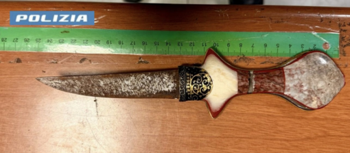 Il pugnale con cui l'uomo arrestato minacciava i passanti