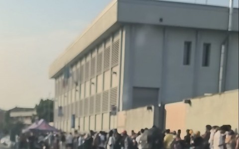 Code interminabile di stranieri davanti al Commissariato di via Botticelli a Torino