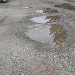 I cittadini protestano per le buche a Falchera