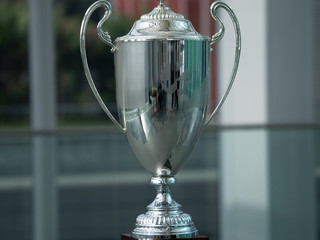 Il trofeo della CEV Champions League tra Palazzo Civico e Grattacielo Piemonte