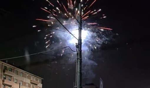I manifestanti hanno esploso petardi e fuochi artificiali