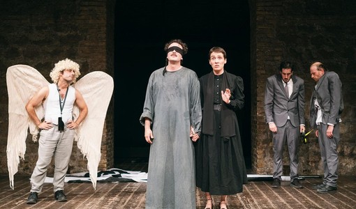 Fringe Festival, la seconda settimana accende la città: satira, nuove drammaturgie e sperimentazione urbana