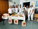 foto di gruppo intorno a donazione