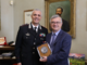 Il colonnello Fabio Federici con Alessandro Barbero