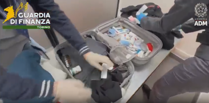Farmaci sequestrati dalla Guardia di Finanza all'aeroporto di Caselle
