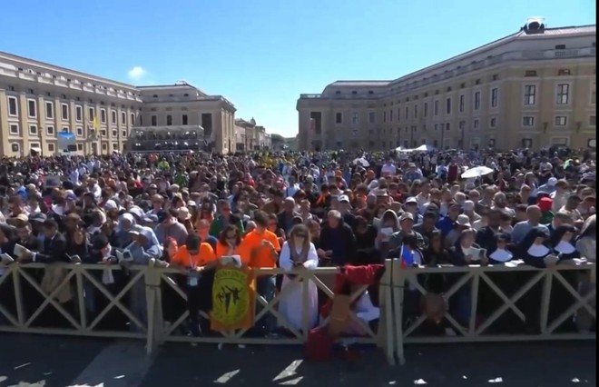 Un momento della cerimonia in piazza San Pietro