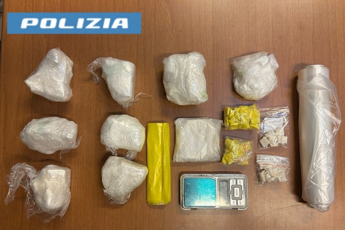 La droga e i contanti recuperati dalla Polizia