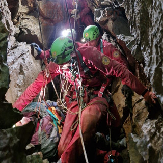 Dopo più di 24 ore di intervento, lo speleologo torinese è fuori dall'Abisso Paperino
