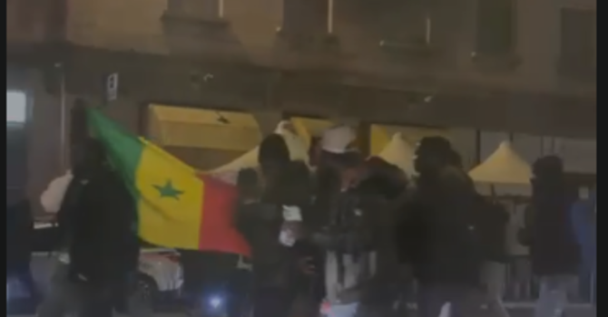 Festeggiamenti nelle strade di Torino dopo la vittoria del Senegal in coppa d'Africa