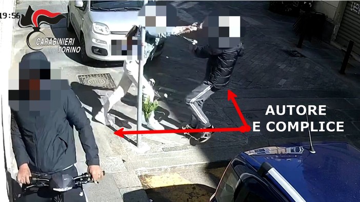Strappano la collanina a una 73enne ma lei li rincorre e li fa arrestare [VIDEO]