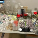 La droga sequestrata in un alloggio di Aurora