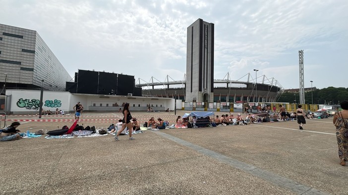 Già lunghe code per i fans in attesa del concerto di questa sera di Marracash