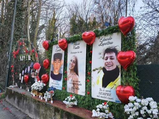 Palloncini e cuori rossi per ricordare le giovani vittime del 2022