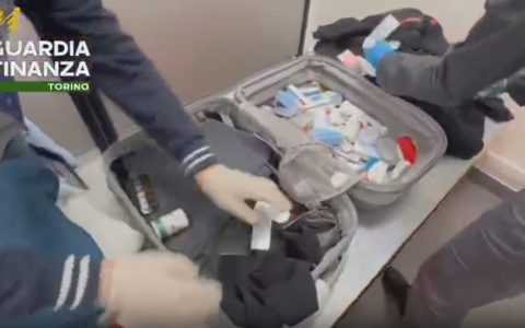 Farmaci sequestrati dalla Guardia di Finanza all'aeroporto di Caselle