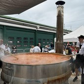Una immagine del pentolone usato durante la fiera della trippa di Moncalieri Una immagine del pentolone usato durante la fiera della trippa di Moncalieri