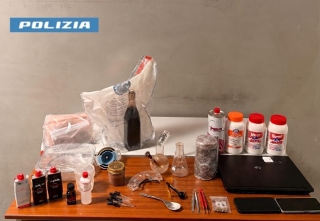 Studente di Ingegneria dei Materiali trasforma la camera in una raffineria di allucinogeni Studente di Ingegneria dei Materiali trasforma la camera in una raffineria di allucinogeni