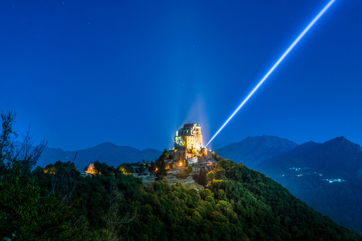 Un raggio di luce lungo 5 chilometri nel cielo: la Sacra di San Michele accende la Spada dell'Arcangelo