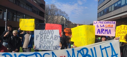 &quot;Contro i tagli all'università&quot;: flash mob dei ricercatori precari al Campus Einaudi [VIDEO]