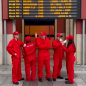 I lavoratori Five Guys davanti al tabellone di Porta Nuova