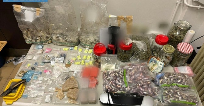 La droga sequestrata in un alloggio di Aurora