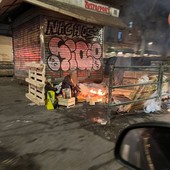 Falò con cassette: ecco come si scalda il clochard vicino al centro di Torino Falò con cassette: ecco come si scalda il clochard vicino al centro di Torino