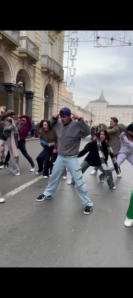 ragazzi che ballano in via Roma