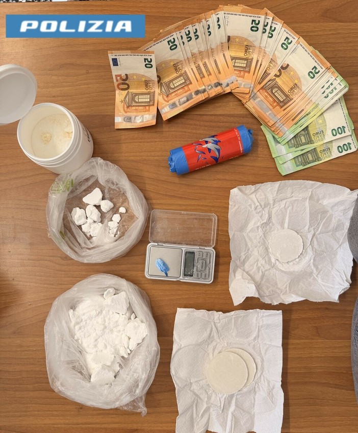 Droga e soldi recuperati dalla Polizia dopo la perquisizione