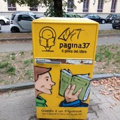 frigorifero trasformato in biblioteca