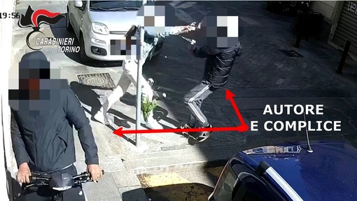 Strappano la collanina a una 73enne ma lei li rincorre e li fa arrestare [VIDEO]