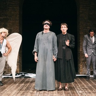 Fringe Festival, la seconda settimana accende la città: satira, nuove drammaturgie e sperimentazione urbana