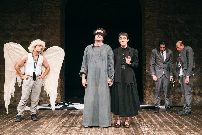 Fringe Festival, la seconda settimana accende la città: satira, nuove drammaturgie e sperimentazione urbana