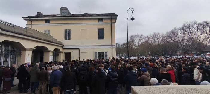 In centinaia per l'ultimo saluto a Davide Borgione In centinaia per l'ultimo saluto a Davide Borgione