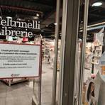 Feltrinelli presa d'assalto: "Grazie per i messaggi" Feltrinelli presa d'assalto: "Grazie per i messaggi"