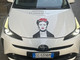 L'icona di Fida Kahlo viaggia sui taxi di Torino