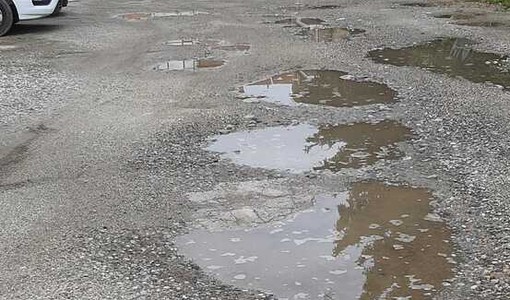 I cittadini protestano per le buche a Falchera