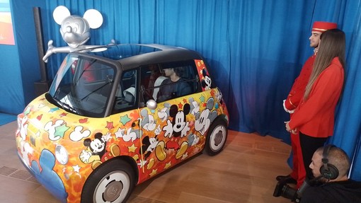 Fiat e Disney insieme per Topolino: sul tetto del Lingotto 5 interpretazioni da fiaba della nuova utilitaria Stellantis [FOTO]