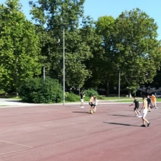 ragazzi che giocano in un campo sportivo