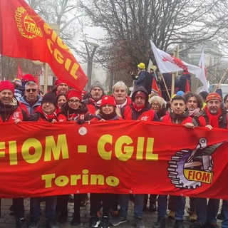 manifestazione sindacale con bandiere