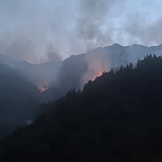 Ieri le raffiche hanno impedito le operazioni di spegnimento