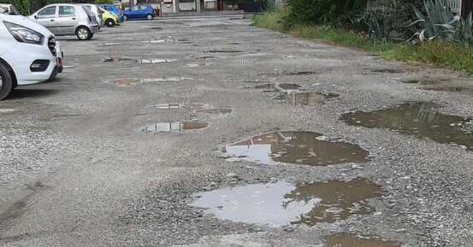I cittadini protestano per le buche a Falchera I cittadini protestano per le buche a Falchera