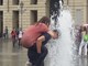 La scuola è finita: il tuffo degli studenti nelle fontane di piazza Castello (FOTO)