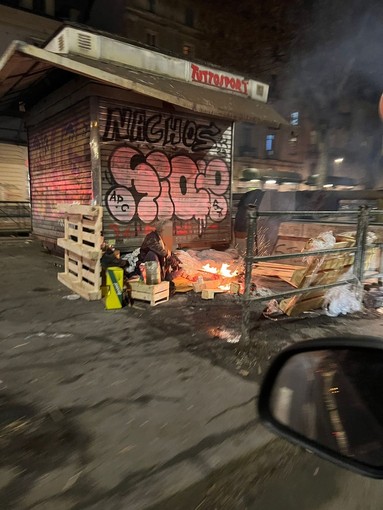 Falò con cassette: ecco come si scalda il clochard vicino al centro di Torino Falò con cassette: ecco come si scalda il clochard vicino al centro di Torino