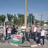sindacalisti fuori dai cancelli di Mirafiori