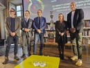persone sedute su sgabelli