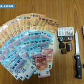 Droga e lame nascoste nella saracinesca: due arresti a Porta Palazzo Droga e lame nascoste nella saracinesca: due arresti a Porta Palazzo