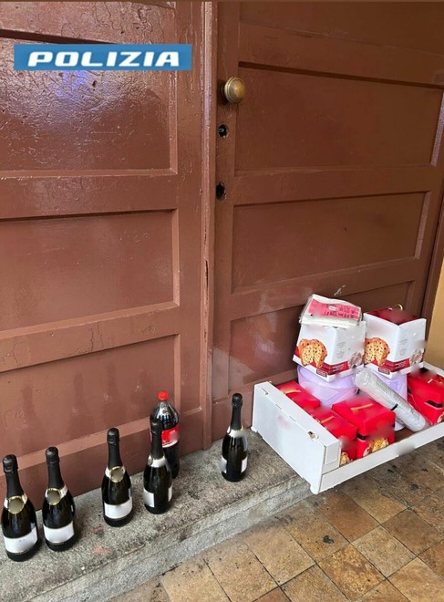 Le donazioni dei residenti ai poliziotti Le donazioni dei residenti ai poliziotti