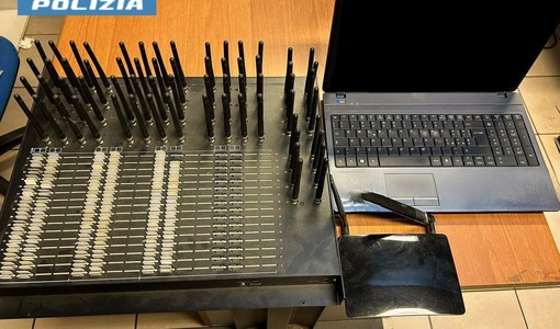 Barriera Milano, pusher e hacker in casa: scoperto con dosi di droga e 157 Sim attive